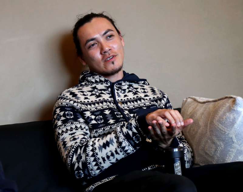 陳敬元說,錄第一張專輯時大家很窮,琴也很爛,他的朋友認識五月天貝斯手瑪莎,因此想商借一把琴,沒想到瑪莎聽聞後,直接借兩把,錄完甚至直接送給滅火器。(圖/裴禛攝,中央社文化+提供) 陳敬元說,錄第一張專輯時大家很窮,琴也很爛,他的朋友認識五月天貝斯手瑪莎,因此想商借一把琴,沒想到瑪莎聽聞後,直接借兩把,錄完甚至直接送給滅火器。(圖/裴禛攝,中央社文化+提供)