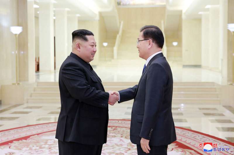2018年3月6日,北韓最高領導人金正恩在平壤接見南韓總統文在寅特使鄭義溶率領的代表團(AP) 2018年3月6日,北韓最高領導人金正恩在平壤接見南韓總統文在寅特使鄭義溶率領的代表團(AP)