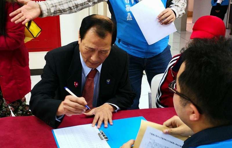 還有一位登記初選的是金介壽,聲言要保護漁民保護釣魚台,作者認為也的格調比周錫瑋高。(風傳媒) 還有一位登記初選的是金介壽,聲言要保護漁民保護釣魚台,作者認為也的格調比周錫瑋高。(風傳媒)