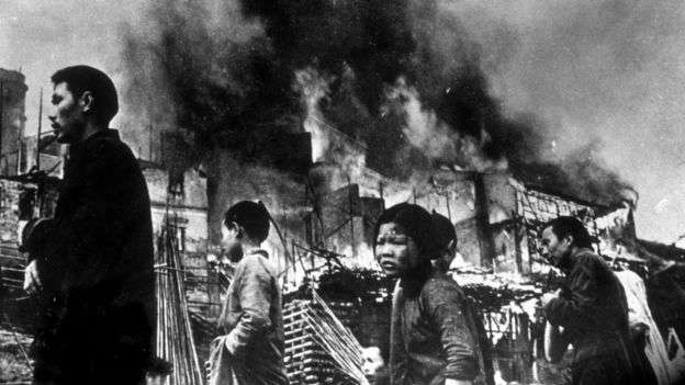 二戰日本侵華期間,日軍燒殺搶掠,給中國人民造成深重的人道災難和歷史情感傷痕。圖為1937年元旦被日軍轟炸後的重慶街頭難民。(BBC中文網) 二戰日本侵華期間,日軍燒殺搶掠,給中國人民造成深重的人道災難和歷史情感傷痕。圖為1937年元旦被日軍轟炸後的重慶街頭難民。(BBC中文網)