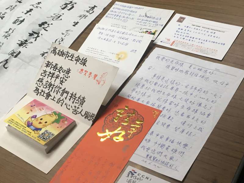 攤開一封又一封的感謝函,雖然只是簡單幾行字,對這些志工來說,卻已是無比珍貴的肯定。(圖/鐘敏瑜攝) 攤開一封又一封的感謝函,雖然只是簡單幾行字,對這些志工來說,卻已是無比珍貴的肯定。(圖/鐘敏瑜攝)