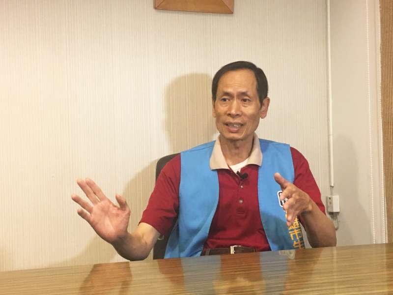 談起過去服務過的個案,余信康一一細數,語句裡有掛念,也有祝福。(圖/鐘敏瑜攝) 談起過去服務過的個案,余信康一一細數,語句裡有掛念,也有祝福。(圖/鐘敏瑜攝)