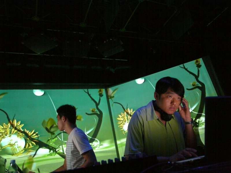 林強(右)與陳柏光在日內瓦演出電腦音樂影像作品「光種音子」,內容充滿變幻不同的植物意象。(中央社提供) 林強(右)與陳柏光在日內瓦演出電腦音樂影像作品「光種音子」,內容充滿變幻不同的植物意象。(中央社提供)