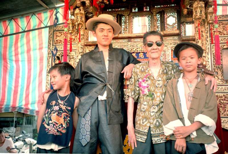 侯孝賢導演的電影「戲夢人生」在台北開鏡,歌手林強(左二)與童星程奎中(右)、卓舉偉(左)分別飾演不同時期的民族藝師李天祿(右二)。(中央社提供) 侯孝賢導演的電影「戲夢人生」在台北開鏡,歌手林強(左二)與童星程奎中(右)、卓舉偉(左)分別飾演不同時期的民族藝師李天祿(右二)。(中央社提供)