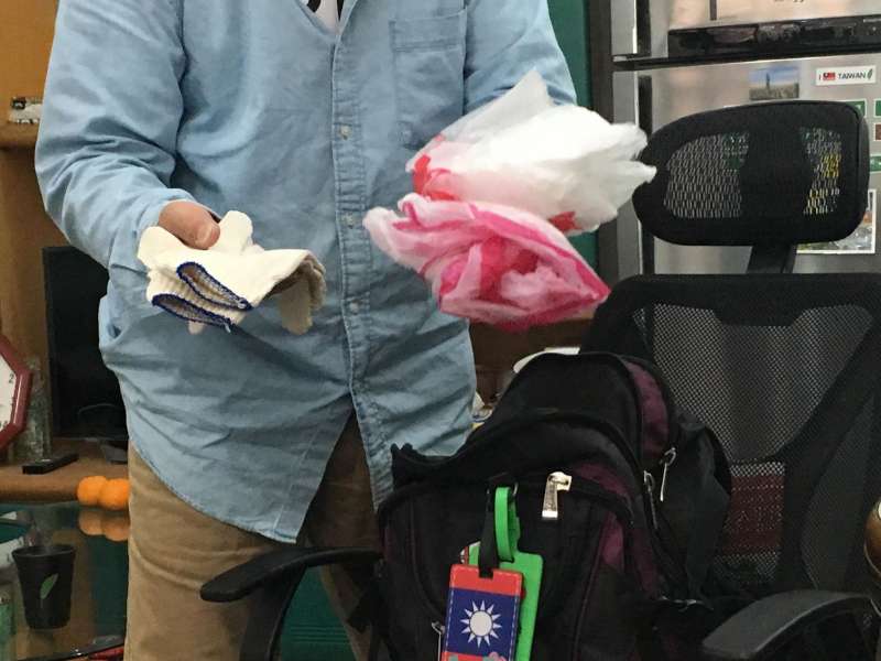 陳大哥更分享,前幾天去十分瀑布旅遊時,他竟然撿到忘我,攀過欄杆想把垃圾都撿光光,因而遭到警衛吹哨警告。雖然這是危險行為,不建議大家模仿,卻能發現陳大哥對這份任務有著多大的使命感。(圖/鐘敏瑜攝) 陳大哥更分享,前幾天去十分瀑布旅遊時,他竟然撿到忘我,攀過欄杆想把垃圾都撿光光,因而遭到警衛吹哨警告。雖然這是危險行為,不建議大家模仿,卻能發現陳大哥對這份任務有著多大的使命感。(圖/鐘敏瑜攝)