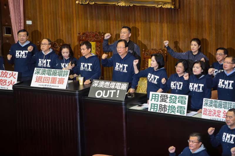 20180316-國民黨團立委王育敏、曾銘宗、李彥秀、賴士葆、林德福等16日一早便佔領議場主席台,要求「深澳電廠環評退回審查」。(顏麟宇攝) 20180316-國民黨團立委王育敏、曾銘宗、李彥秀、賴士葆、林德福等16日一早便佔領議場主席台,要求「深澳電廠環評退回審查」。(顏麟宇攝)