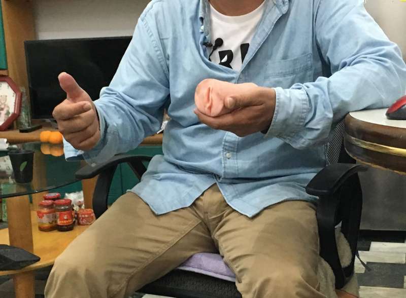 男性自慰用品飛機杯,也是陳大哥在海灘上撿到的。(圖/鐘敏瑜攝) 男性自慰用品飛機杯,也是陳大哥在海灘上撿到的。(圖/鐘敏瑜攝)