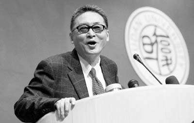 李敖在复旦。(圖/澎派新聞) 李敖在复旦。(圖/澎派新聞)