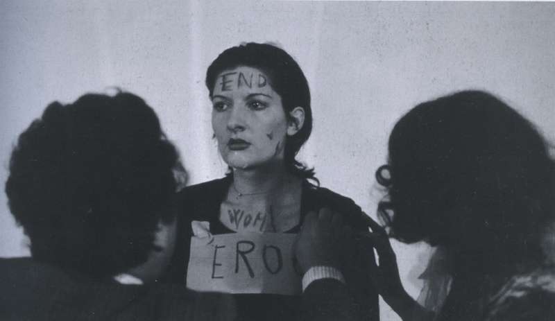 Marina Abramovic「節奏系列」終結作品《節奏0》(圖/言人文化提供) Marina Abramovic「節奏系列」終結作品《節奏0》(圖/言人文化提供)