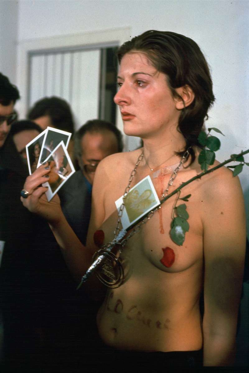 Marina Abramovic「節奏系列」終結作品《節奏0》(圖/言人文化提供) Marina Abramovic「節奏系列」終結作品《節奏0》(圖/言人文化提供)