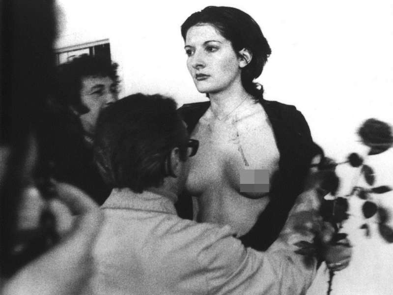Marina Abramovic「節奏系列」終結作品《節奏0》(圖/言人文化提供) Marina Abramovic「節奏系列」終結作品《節奏0》(圖/言人文化提供)