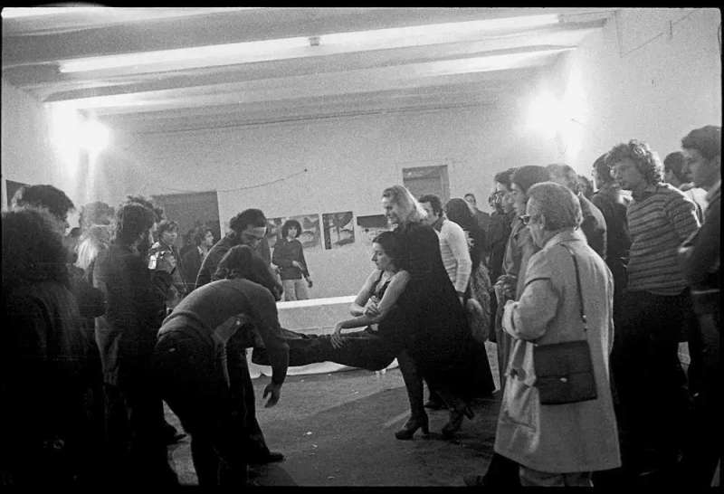 Marina Abramovic「節奏系列」終結作品《節奏0》(圖/言人文化提供) Marina Abramovic「節奏系列」終結作品《節奏0》(圖/言人文化提供)