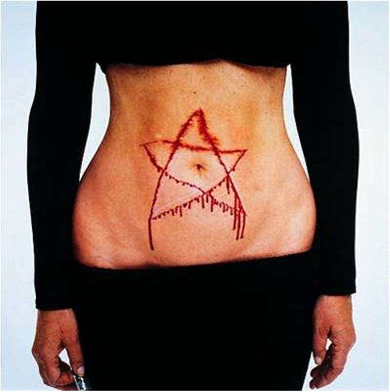 Marina Abramovic在身上割了一個五角星。象徵自己的家庭背景-父母皆是南斯拉夫社會主義的解放軍。(圖/言人文化提供) Marina Abramovic在身上割了一個五角星。象徵自己的家庭背景-父母皆是南斯拉夫社會主義的解放軍。(圖/言人文化提供)