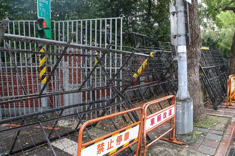 0180320-立法院,因應年改陳抗,警方大肆架設拒馬,立法院周遭。(陳明仁攝) 0180320-立法院,因應年改陳抗,警方大肆架設拒馬,立法院周遭。(陳明仁攝)
