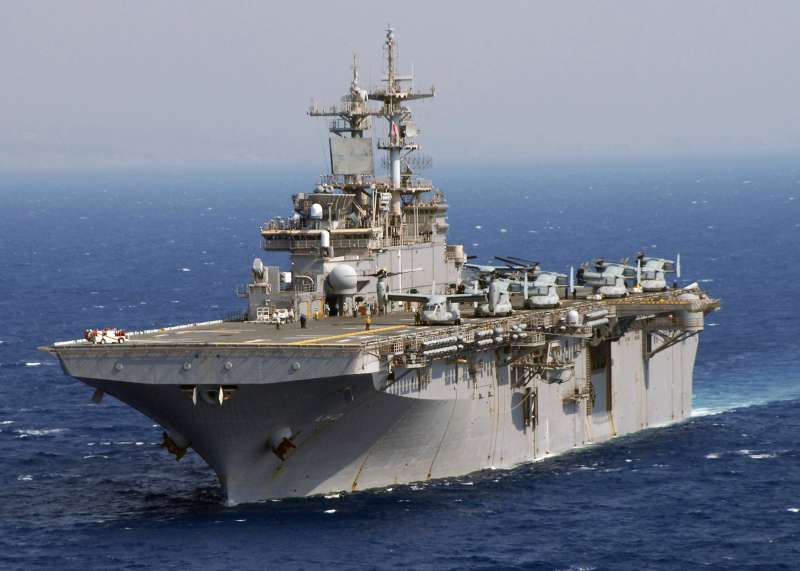 美軍兩棲攻擊艦「黃蜂號」(USS Wasp)和魚鷹旋翼機(Wikipedia / Public Domain) 美軍兩棲攻擊艦「黃蜂號」(USS Wasp)和魚鷹旋翼機(Wikipedia / Public Domain)