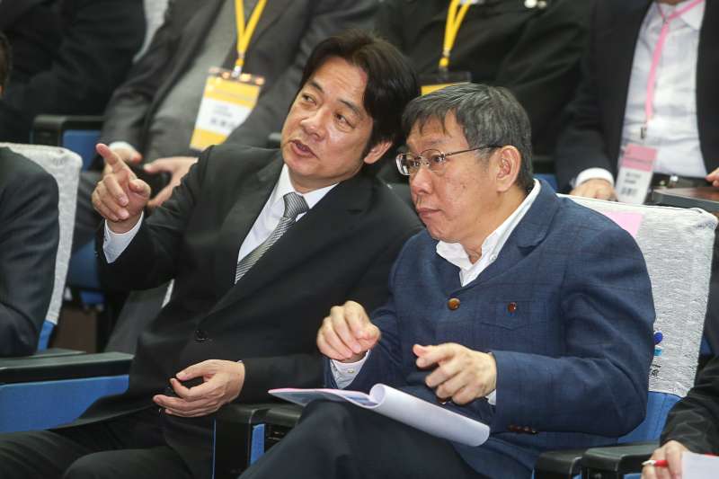 20180321-行政院長賴清德率各部會首長暨政務委與台北市長柯文哲及市府官員出席中央與地方業務交流座談會,看簡報時,柯文哲與賴清德頻頻交換意見。(陳明仁攝) 20180321-行政院長賴清德率各部會首長暨政務委與台北市長柯文哲及市府官員出席中央與地方業務交流座談會,看簡報時,柯文哲與賴清德頻頻交換意見。(陳明仁攝)