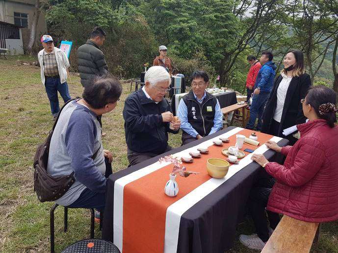 今年惜山祭也安排老師講述關於茶的故事，由社區阿公阿嬤們親自為大家奉茶，在大自然的茶席中品茗，讓人感受大自然的慷慨、省思與土地的關係。（圖／雲林縣政府提供）