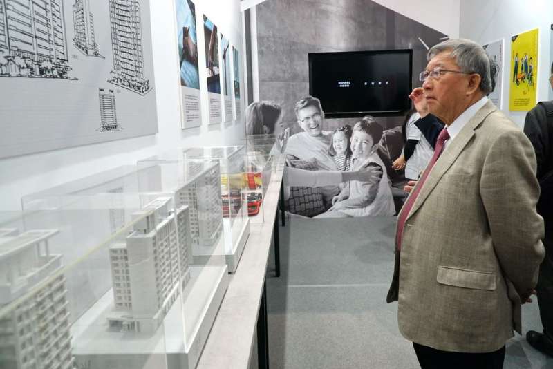 新竹縣長邱鏡淳仔細參觀參展單位所推出的建案。(圖/新竹縣政府提供) 新竹縣長邱鏡淳仔細參觀參展單位所推出的建案。(圖/新竹縣政府提供)