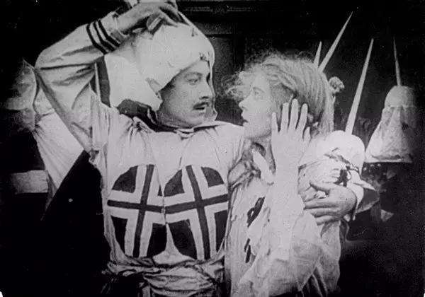 Henry Walthall與Lillian Gish分別飾演來自南北兩個家族的一對戀人。(圖/言人文化提供) Henry Walthall與Lillian Gish分別飾演來自南北兩個家族的一對戀人。(圖/言人文化提供)