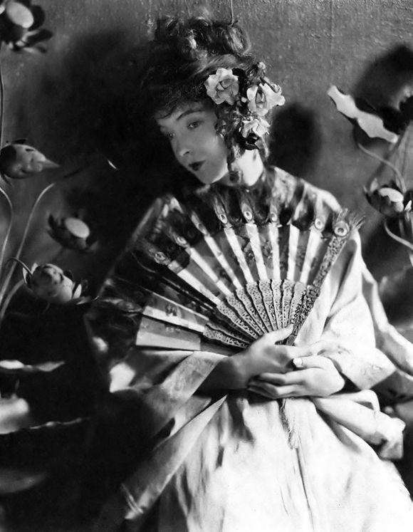東方打扮的Lillian Gish,有沒有幾分黛玉的韻味?(圖/言人文化提供) 東方打扮的Lillian Gish,有沒有幾分黛玉的韻味?(圖/言人文化提供)
