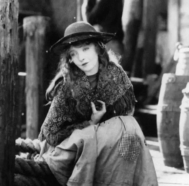Lillian Gish最為經典的角色是《 殘花淚 》Broken Blossoms(1919)。(圖/言人文化提供) Lillian Gish最為經典的角色是《 殘花淚 》Broken Blossoms(1919)。(圖/言人文化提供)