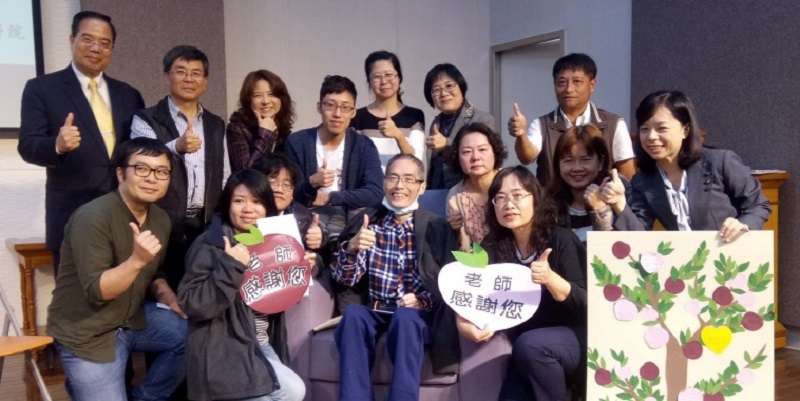 鄒川雄老師生前告別式,許多學生與老師合影(基督教論壇報∕洪錫隆主任提供) 鄒川雄老師生前告別式,許多學生與老師合影(基督教論壇報∕洪錫隆主任提供)