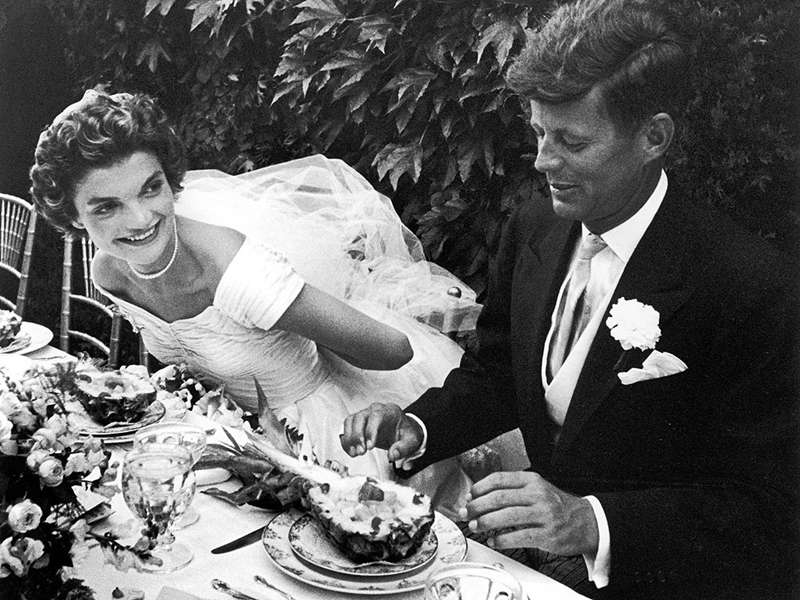 賈桂琳與甘迺迪結婚照。(圖/言人文化提供) 賈桂琳與甘迺迪結婚照。(圖/言人文化提供)