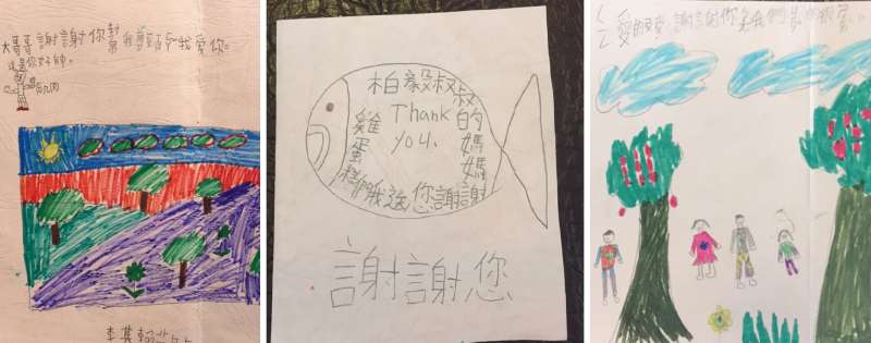 「他們有些連字都還不太會寫,寫幾個注音我們也開心啊!」孩子們張張精心製作的卡片都是大作珍藏的寶貝,注意一看,最右邊那張還把親愛的寫成了「ㄑㄧㄥ」愛的呢!(圖/大作提供) 「他們有些連字都還不太會寫,寫幾個注音我們也開心啊!」孩子們張張精心製作的卡片都是大作珍藏的寶貝,注意一看,最右邊那張還把親愛的寫成了「ㄑㄧㄥ」愛的呢!(圖/大作提供)