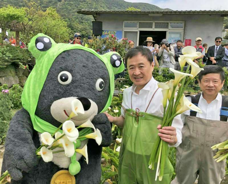 20180330-台北市政府副市長陳景峻、產業發展局局長林崇傑與熊讚在竹子湖體驗採海芋。（台北市政府提供）