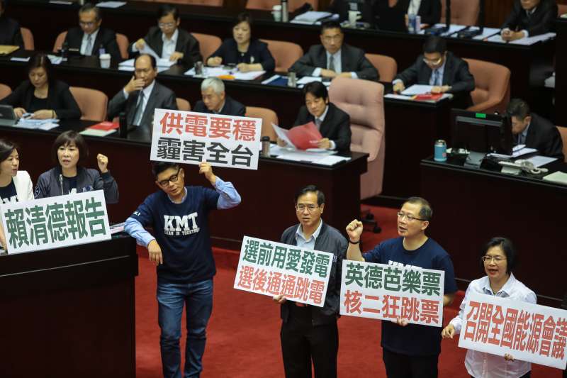 20180330-國民黨團立委王育敏、呂玉玲、許毓仁、鄭天財、吳志揚、王惠美30日針對核二跳機,於國是論壇舉牌抗議。(顏麟宇攝) 20180330-國民黨團立委王育敏、呂玉玲、許毓仁、鄭天財、吳志揚、王惠美30日針對核二跳機,於國是論壇舉牌抗議。(顏麟宇攝)