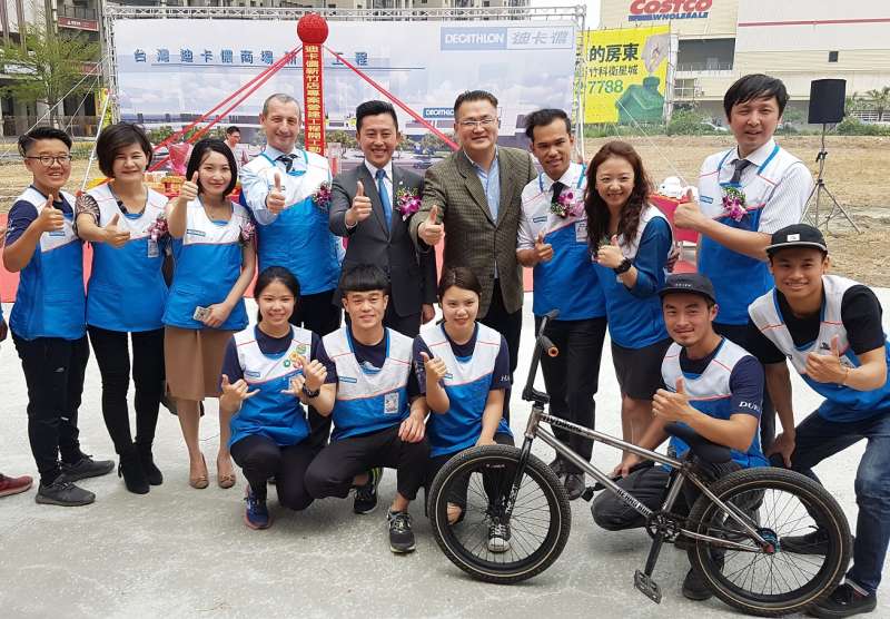 「迪卡儂」新竹旗艦店員工開心與新竹市長林智堅合影。（圖／方詠騰攝）