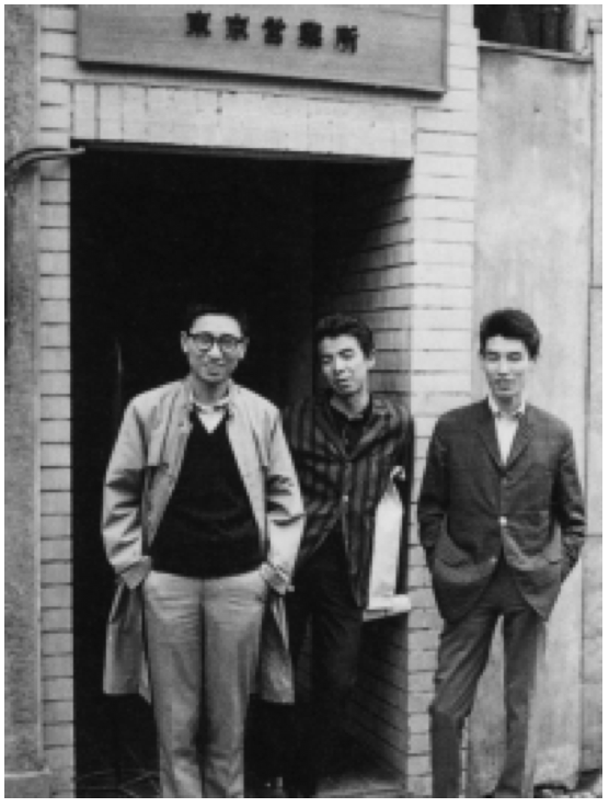 20180406-一九六一年,黑須敏之(左)和石津祥介(中)在VAN的東京日本橋辦公室前留影。(石津家提供,作者整理) 20180406-一九六一年,黑須敏之(左)和石津祥介(中)在VAN的東京日本橋辦公室前留影。(石津家提供,作者整理)