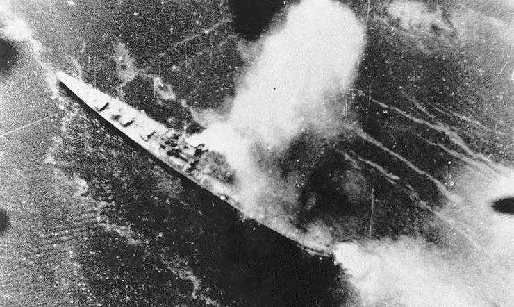 1943年11月5日,被轟炸中的築摩號重巡洋艦。(維基百科) 1943年11月5日,被轟炸中的築摩號重巡洋艦。(維基百科)