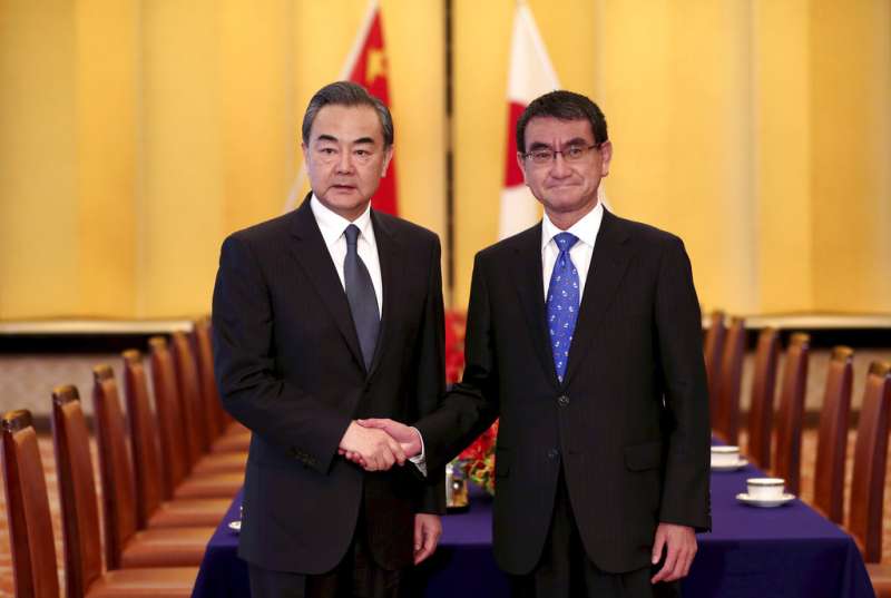 中國外交部長王毅訪問日本,與日本外務大臣河野太郎合影。(美聯社) 中國外交部長王毅訪問日本,與日本外務大臣河野太郎合影。(美聯社)