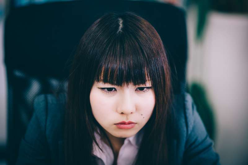 「將拉鍊由下往上拉」,單單一個簡單的動作,你是否曾想過「拉鍊」是如何運作的?(圖/Pakutaso) 「將拉鍊由下往上拉」,單單一個簡單的動作,你是否曾想過「拉鍊」是如何運作的?(圖/Pakutaso)