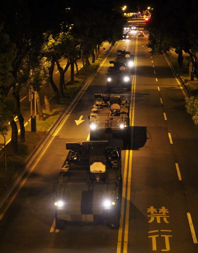 2018-04-19-過去包括憲兵指揮部發言人臉書,也曾公布雲豹甲車利用深夜時段,進行機動隨扈車隊的測試演練。(取自憲兵指揮部發言人) 2018-04-19-過去包括憲兵指揮部發言人臉書,也曾公布雲豹甲車利用深夜時段,進行機動隨扈車隊的測試演練。(取自憲兵指揮部發言人)