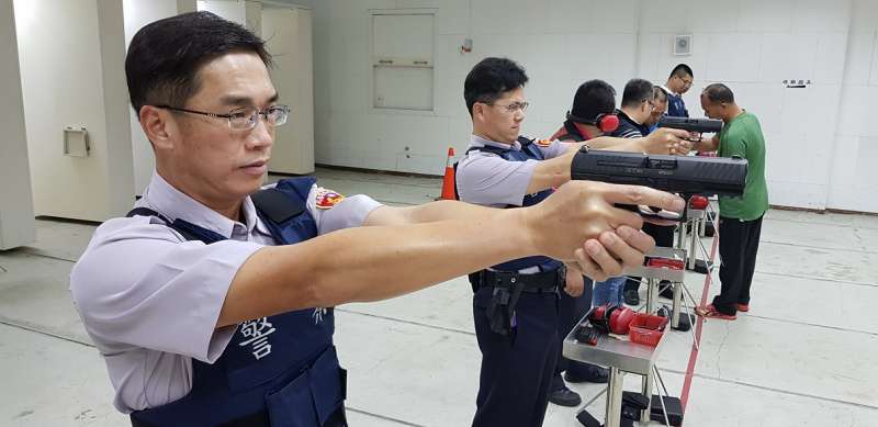 全新的「PPQ M2」手槍於今(107)年中旬起將成為台東縣警察局員警的新式配槍,原先值勤用了20年的90手槍,即將走入歷史。(圖/台東縣政府提供) 全新的「PPQ M2」手槍於今(107)年中旬起將成為台東縣警察局員警的新式配槍,原先值勤用了20年的90手槍,即將走入歷史。(圖/台東縣政府提供)