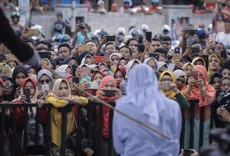 印尼亞齊特區(Aceh)奉行嚴格伊斯蘭律法(Shariah law),被認定違法者會遭到公開鞭刑。(AP) 印尼亞齊特區(Aceh)奉行嚴格伊斯蘭律法(Shariah law),被認定違法者會遭到公開鞭刑。(AP)