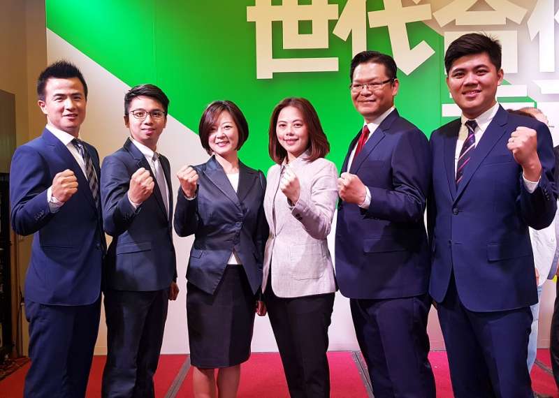民進黨新竹市議員參選人（左起）包括：曾文濤、劉康彥、陳雪慧、鄭美娟、賴稟豐及陳建名等6位政壇新秀。（圖／方詠騰攝）