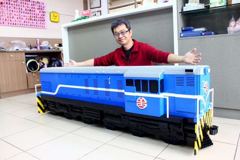 為新竹鐵路路跑活動精心製作的火車樂高,是以1:76等比例縮小的。(圖/黃醫師的樂高積木工作室@Facebook) 為新竹鐵路路跑活動精心製作的火車樂高,是以1:76等比例縮小的。(圖/黃醫師的樂高積木工作室@Facebook)