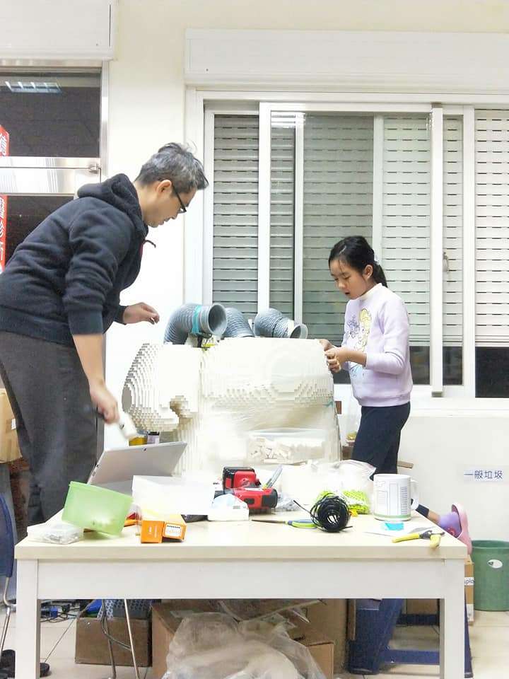 過年假期跟爸爸在家裡趕工做積木,孩子們同樣樂在其中、不發一句抱怨。(圖/黃醫師的樂高積木工作室@Facebook) 過年假期跟爸爸在家裡趕工做積木,孩子們同樣樂在其中、不發一句抱怨。(圖/黃醫師的樂高積木工作室@Facebook)