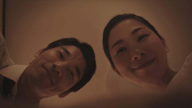 注視著嬰兒床裡的寶寶,許多父母沒想過向孩子道歉這種概念。(示意圖非本人/翻攝自youtube) 注視著嬰兒床裡的寶寶,許多父母沒想過向孩子道歉這種概念。(示意圖非本人/翻攝自youtube)