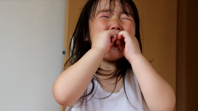 孩子需要學習某些事可以做,某些事不可以做,父母不能因為孩子突發的脾氣就任由他大吵。(示意圖非本人/翻攝自youtube) 孩子需要學習某些事可以做,某些事不可以做,父母不能因為孩子突發的脾氣就任由他大吵。(示意圖非本人/翻攝自youtube)