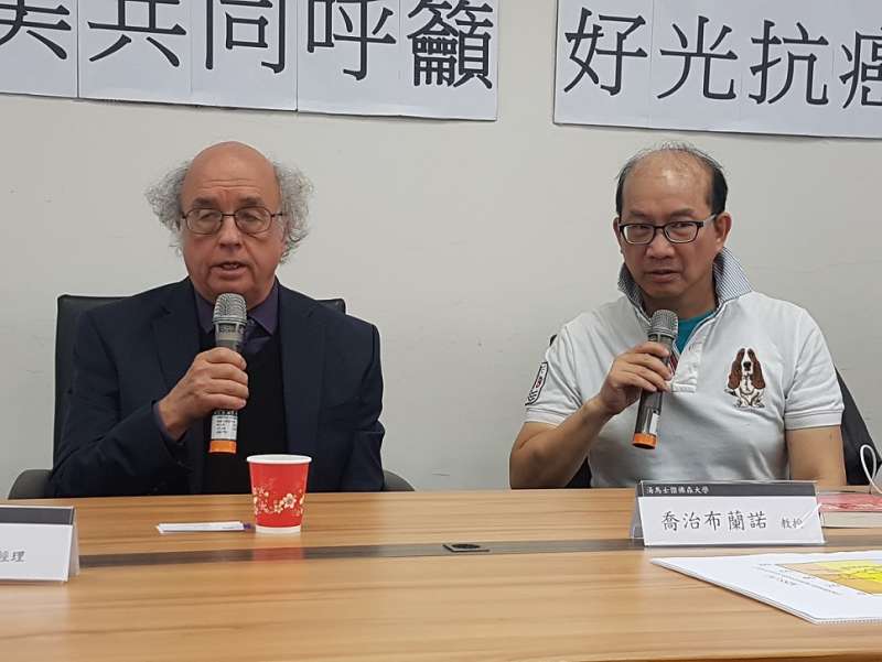美國教授布蘭勒(左)認為,未來跟清大OLED團隊合作,將可進一步確認好光的存在性與必要性。(圖/方詠騰攝) 美國教授布蘭勒(左)認為,未來跟清大OLED團隊合作,將可進一步確認好光的存在性與必要性。(圖/方詠騰攝)