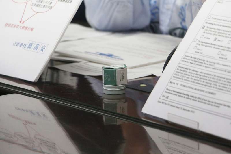 20180427-國民黨召開「教育部長違法侵權 吳茂昆應立即下台」記者會,圖為「綬豐」藥膏。(陳韡誌攝) 20180427-國民黨召開「教育部長違法侵權 吳茂昆應立即下台」記者會,圖為「綬豐」藥膏。(陳韡誌攝)