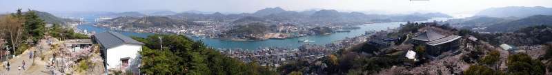從廣島縣尾道市的千光寺公園遠眺向島。(維基百科/公用領域) 從廣島縣尾道市的千光寺公園遠眺向島。(維基百科/公用領域)