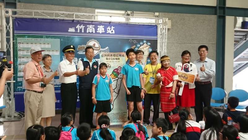 科普列車開至竹南車站進行交接儀式。(圖/苗栗縣政府提供) 科普列車開至竹南車站進行交接儀式。(圖/苗栗縣政府提供)