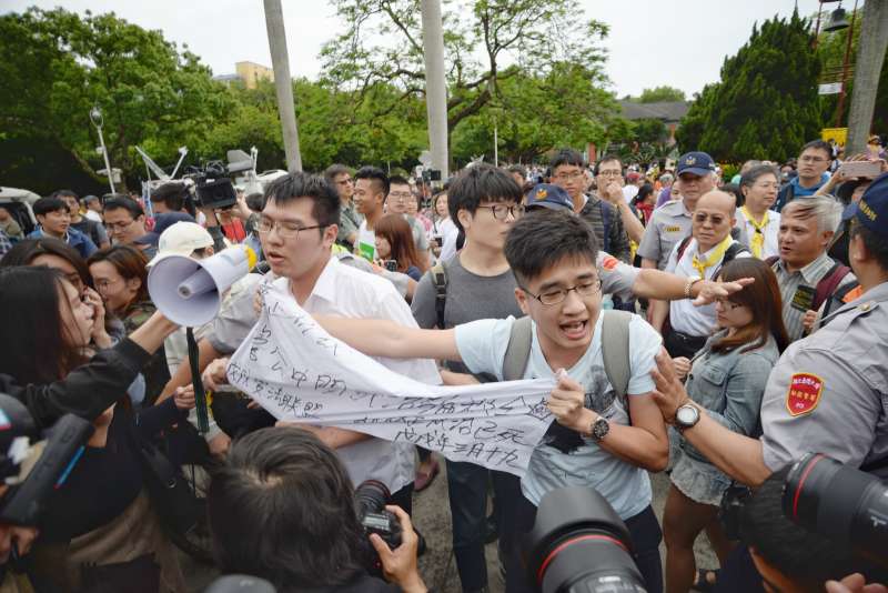 20180504-數名台大學生高舉「管中閔純潔騙殺全國」的布條於傅鐘另一頭經過,立即遭到挺管民眾包圍,雙方並一度爆發衝突。(甘岱民攝) 20180504-數名台大學生高舉「管中閔純潔騙殺全國」的布條於傅鐘另一頭經過,立即遭到挺管民眾包圍,雙方並一度爆發衝突。(甘岱民攝)