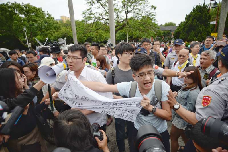 20180504-數名台大學生高舉「管中閔純潔騙殺全國」的布條於傅鐘另一頭經過，立即遭到挺管民眾包圍，雙方並一度爆發衝突。（甘岱民攝）