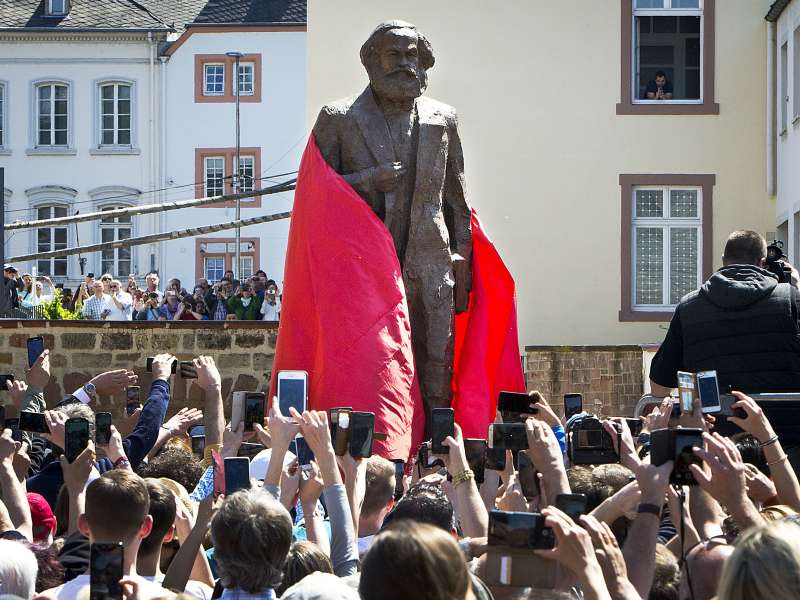 2018年5月5日,馬克思(Karl Marx)200年誕辰,中國捐贈的雕像在他的出生地特里爾(Trier)揭幕(AP) 2018年5月5日,馬克思(Karl Marx)200年誕辰,中國捐贈的雕像在他的出生地特里爾(Trier)揭幕(AP)